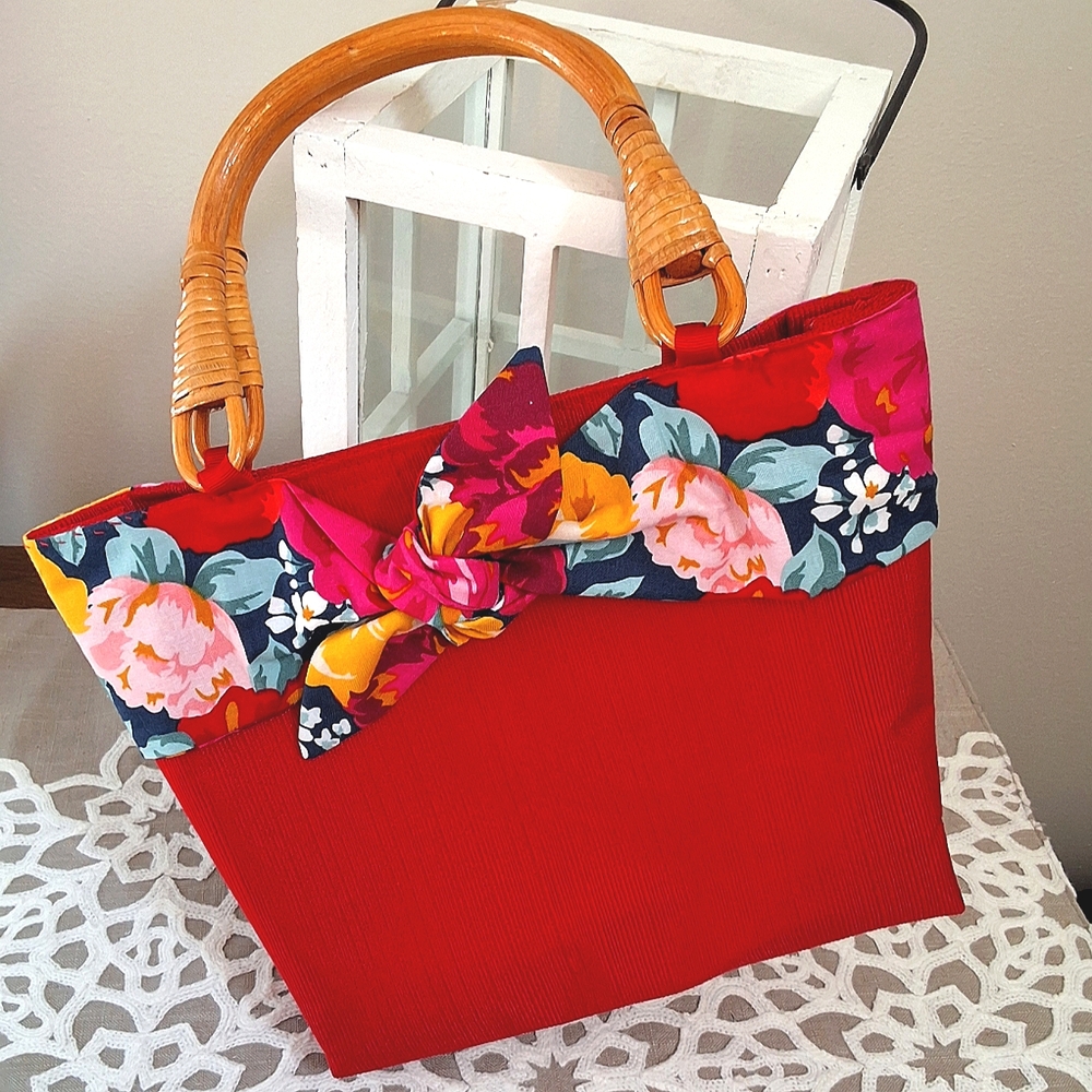 Red Flowered Wooden Handle Purse - Picture 7 of 7